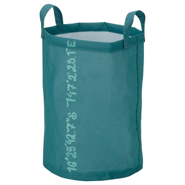 En blågrøn BLÅVINGAD opbevaringstaske lavet af genanvendt polyester. Den er cylindrisk med håndtag, perfekt til at organisere genstande.