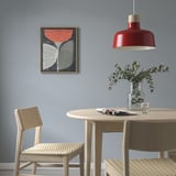 Abstrakt kunst BLODFLÄDER med rød/hvid, egetræsramme. Hænger over spisebordet med beige stole, oplyst af rød pendel.
