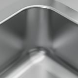 Vask i rustfrit stål tæt på. Glat, skinnende, reflekterende overflade. Buede kanter, slankt design.