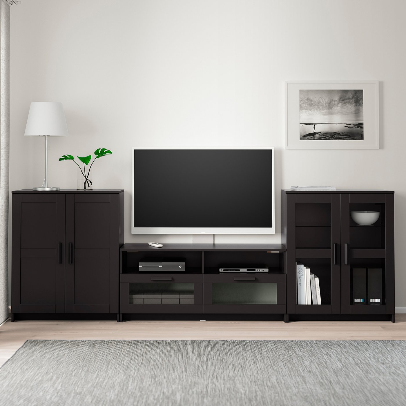 Møbelmontering BRIMNES Tv-møbel med vitrinelåger, sort, 276x41x95 cm