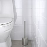 Sølv toiletbørsteholder i badeværelset. Børste i rustfrit stål, der kan udskiftes.