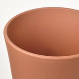 Nærbillede af terracotta plantepotter indvendigt, glat og veludformet med jævne overflader.