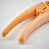 Orange havebeskæresaks med ergonomiske håndtag og låsemekanisme.