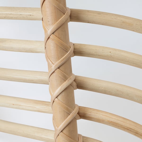 Håndvævet lænestol i rattan, lette og robuste, indviklede designs, perfekt til at invitere naturen indendørs.