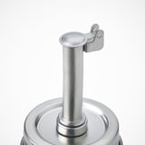 Sølvmetallåg med cylindrisk håndtag fastgjort til glaskrukke, der viser holdbart design.