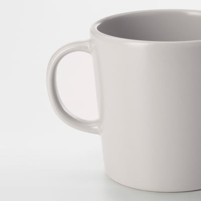 Et hvidt DINERA krus med en glat, rund form og enkelt design, lavet af stentøj.