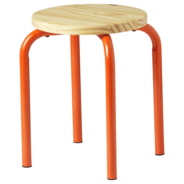 Rund ikea skammel med orange metalstel og træsæde, moderne design.