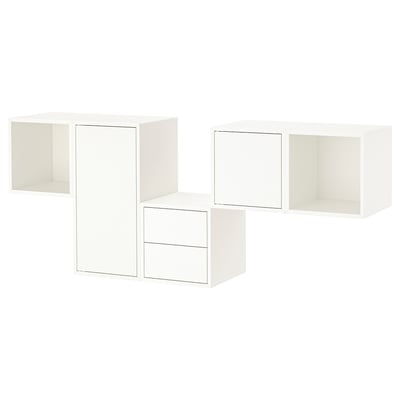 Tredelt hvidt vægmonteret opbevaringssæt, der består af åbne og lukkede skabe med slankt, minimalistisk design.