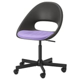 En moderne sort ELDBERGET kontorstol med en lilla sædehynde, med et slankt, buet design og robuste hjul.