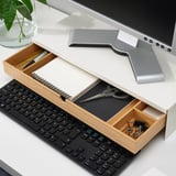 Skrivebordsarrangør: skærmstativ, tastaturskuffe og opbevaringsrum til kontorartikler.