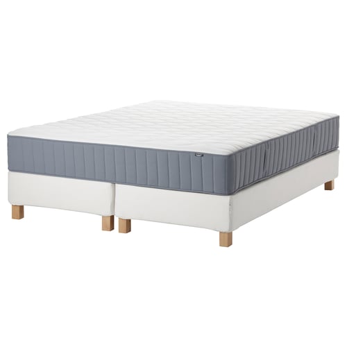 IKEA madras i hvid og blå, rektangulær, på hvid bund med træben.