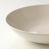 Glat, blank, råhvid stentøjsskål med buede kanter. Minimalistisk design af høj kvalitet.