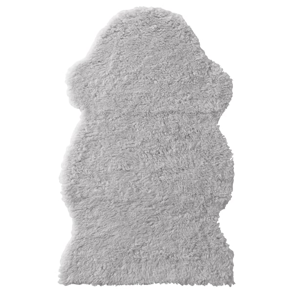 Et FÅRDRUP hvidt, pjusket, rektangulært tæppe med blød, fluffy tekstur, lavet af genbrugs- og syntetiske materialer.