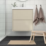 Moderne badeværelse: lys beige FINTSEN måtte, træskammel, beige håndklæder, hvide og grå fliser.