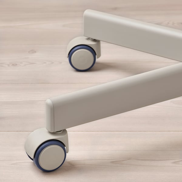 Nærbillede af en ergonomisk kontorstolsbase og hjul, der viser slankt, moderne design med letrullende hjul.