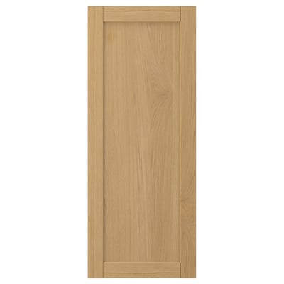 En FORSBACKA trædør i lysebrun med et indrammet design. Den er egetræsfiner og en klassisk skrå kantstil.