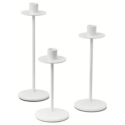 Tre hvide lysestager i varierende højder, slankt design, tidløs form, aluminium og stålkonstruktion.
