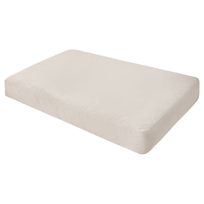 En rektangulær, beige udendørspude. Den har et subtilt, bølget mønster og er designet til komfort.