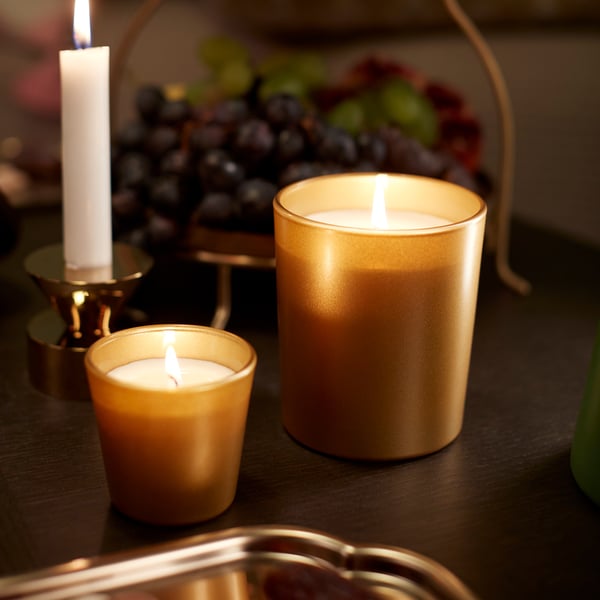 GOKVÄLLÅ Duftlys i glas, sandeltræ og patchouli, 20 hr