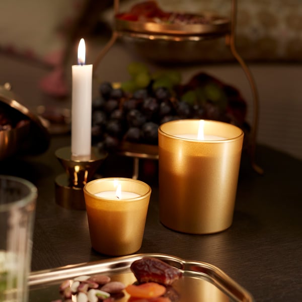 GOKVÄLLÅ Duftlys i glas, sandeltræ og patchouli, 20 hr