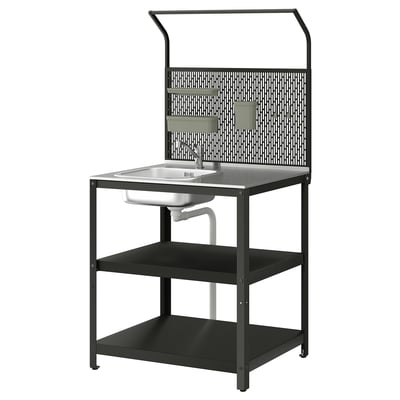 Sort ikea GRILLSKÄR udekøkken med rustfri vask, opbevaring og metaltilbehørsgitter.