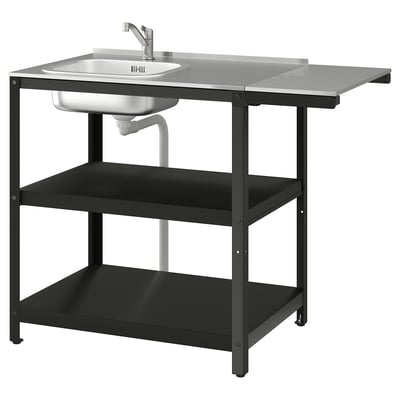 Udendørs vaskestation i rustfrit stål med sorte metalhylder og vandhane.