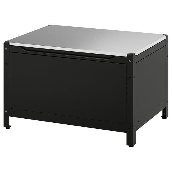 GRILLSKÄR opbevaringsboks er sort med låg i rustfrit stål, rektangulær og designet til udendørs brug.