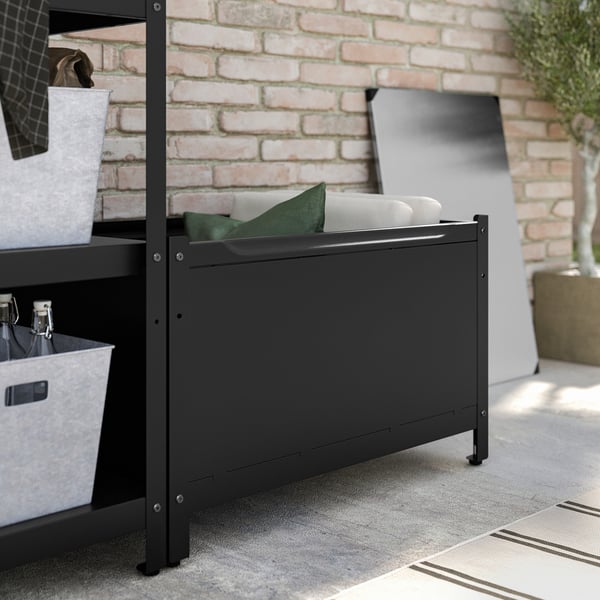 Sort GRILLSKÄR udendørs opbevaringsbænk, robust metal, holder hynder, moderne design.