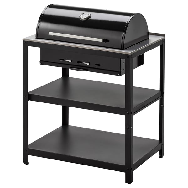 Sort GRILLSKÄR kulgrill med stativ; kuppelformet låg, metalhylder, indbygget termometer.