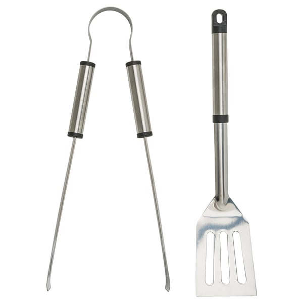 GRILLTIDER grillværktøjssæt med tang og spatel med håndtag i rustfrit stål og sorte plastender, ideelt til grillning.