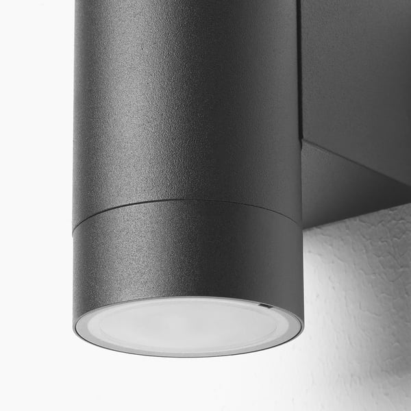 Moderne udendørs lampe med varmt lys.
