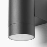 Moderne udendørs lampe med varmt lys.