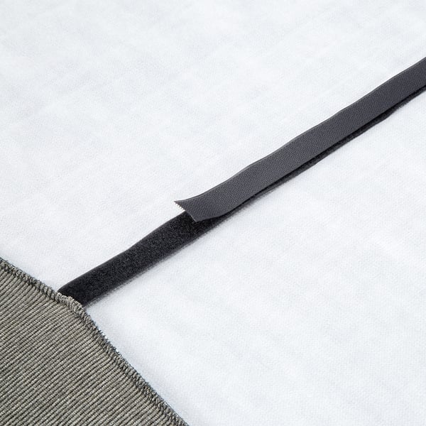 Nærbillede af en pænt foldet grå elastisk rem fra et stræklagen af høj kvalitet, med fokus på dens holdbare, teksturerede finish.