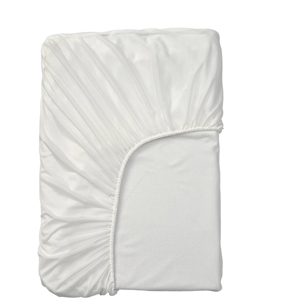 Hvid foldet madrasbeskytter med elastisk kant, lavet af genanvendt polyester og vandtæt lag.