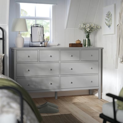 Grå GULLABERG kommode med seks store skuffer. Moderne og minimalistisk design, lavet af spånplader og akrylmaling.