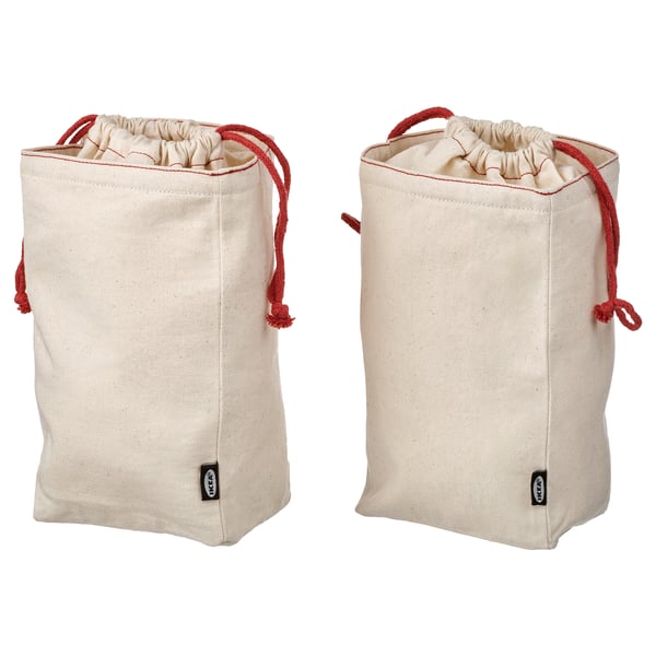 Par beige GULLRISMOTT beige stofposer med røde snore til opbevaring.