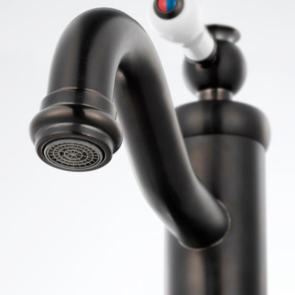 Sort armatur med buet tud og integreret belufter, med en slank, holdbar metallisk finish.