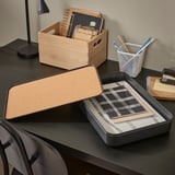 Skrivebord med HARVMATTA organiseringsboks med notesblokke, a4/letter-størrelser, holder arbejdspladsen ryddelig.