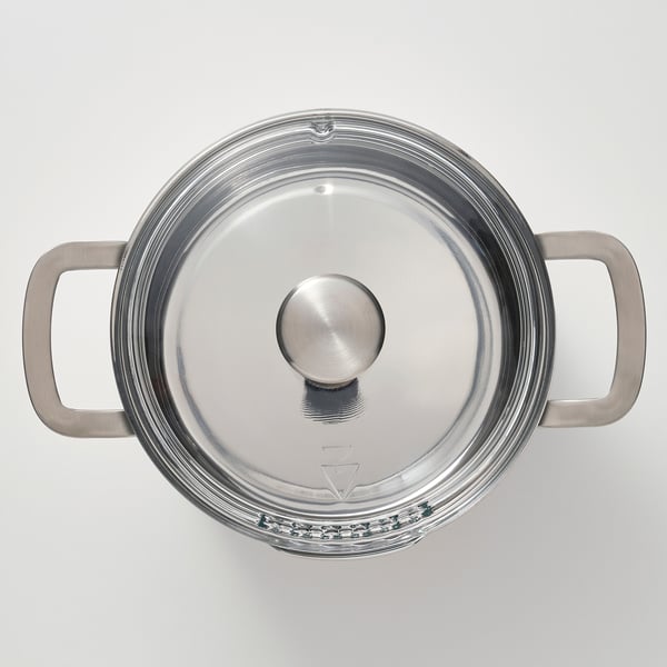 Det er et skinnende, slankt design i rustfrit stål med et klart, varmebestandigt glaslåg og robuste håndtag, der udstråler kvalitet og holdbarhed.