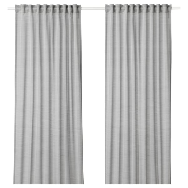 Et par grå HILJA gardiner med stanglommer, lette og halvgennemsigtige, fremstillet af genanvendt polyester.