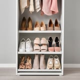 Hvid skohylde med 3 hylder, der organiserer sneakers, hæle og sandaler effektivt.