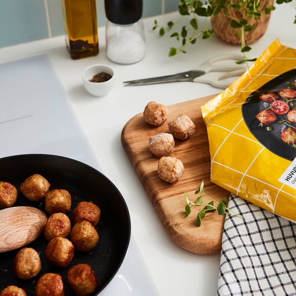 Rå og kogte frikadeller, HUVUDROLL krydderier, krydderurter på disk.