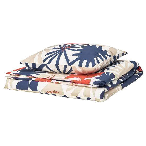 Foldet sengetøjssæt, HYLSNEJLIKA, flerfarvet blomstermønster. Materiale: genanvendt polyester og viskose. Rektangulær form med konvolutlukning.