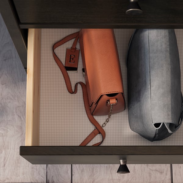 Skuffe med orange pose, grå pose, ternet liner, moderne design.