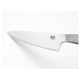 Skarpt vinklet ikea-kniv, blad i rustfrit stål med riller til greb, der hviler på en almindelig hvid baggrund.