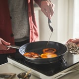 Madlavning med IKEA 365+ pande, non-stick, jævn varme, nem rengøring.