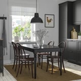 Moderne spiseplads med INGATORP bord, sort indretning, plante.