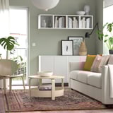 Moderne stue med rød/grønt ISGRÄS tæppe, sofa, sofabord og planter.