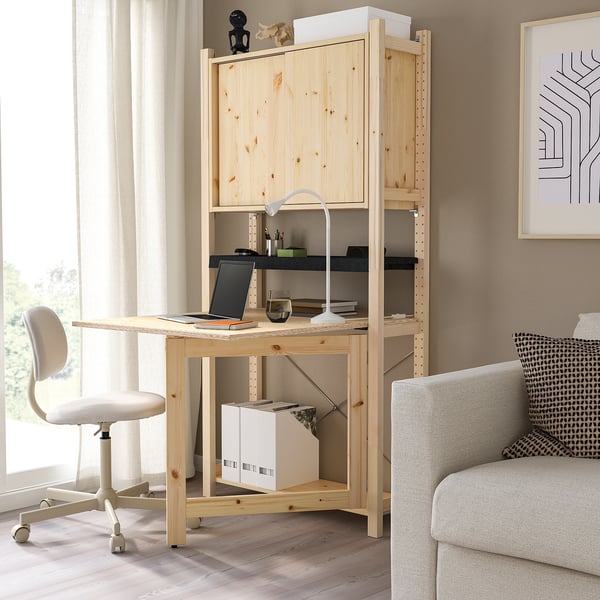 IVAR skrivebord i træ med hylder, stol og bærbar computer. Naturlig finish, kompakt størrelse.
