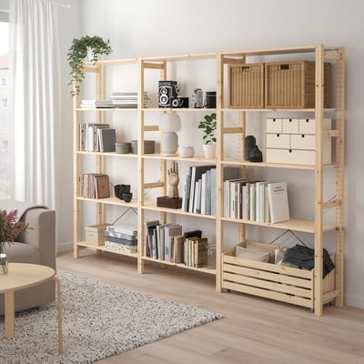 IVAR reol i naturligt træ, fyldt med bøger, kurve og pyntegenstande. Høj, rektangulær, passer godt til stor sofa og tæppe.